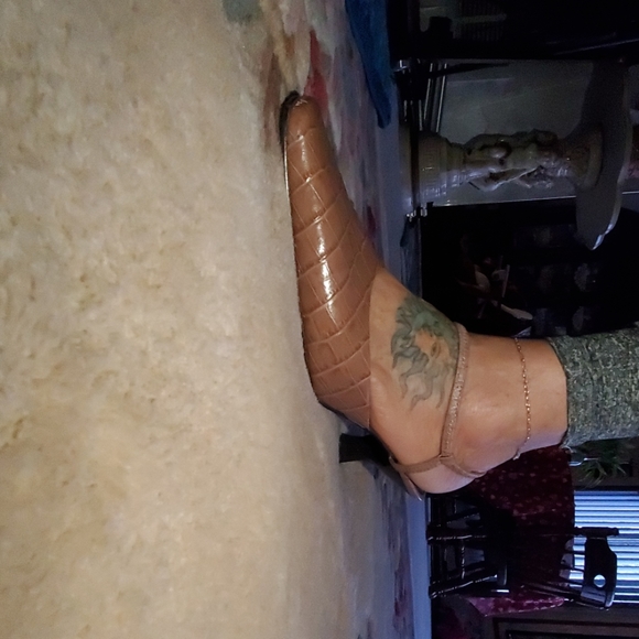 Good used condition liz Claiborne heels - Picture 2 of 8